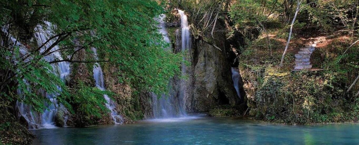 Αποδράσεις από τη Θεσσαλονίκη: Πού βρίσκεται η κρυφή γαλάζια λίμνη της Ελλάδας