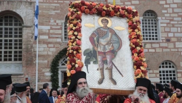 Η Θεσσαλονίκη τίμησε τον πολιούχο της: Κατάνυξη και πλήθος πιστών στη λιτανεία για τον Άγιο Δημήτριο