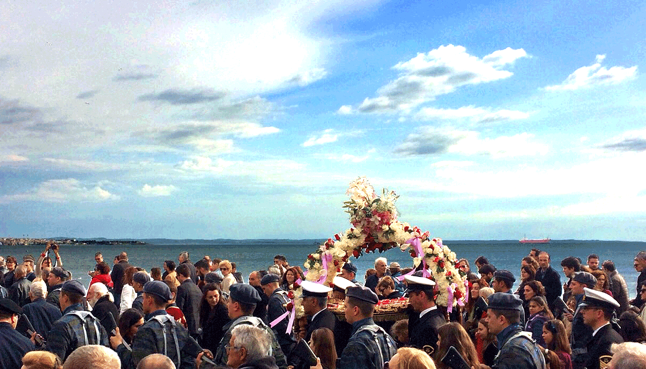 Επιτάφιος με το φως της μέρας στον Άγιο Μηνά, την εκκλησία των εμπόρων