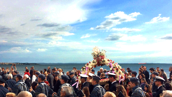 Επιτάφιος με το φως της μέρας στον Άγιο Μηνά, την εκκλησία των εμπόρων